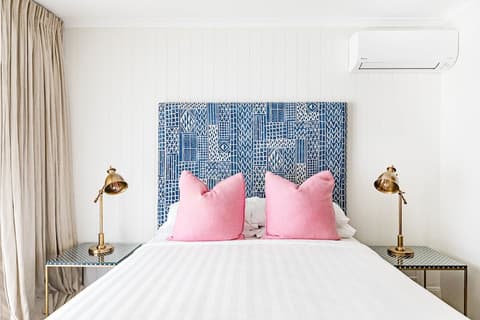 The Lord Byron, Room