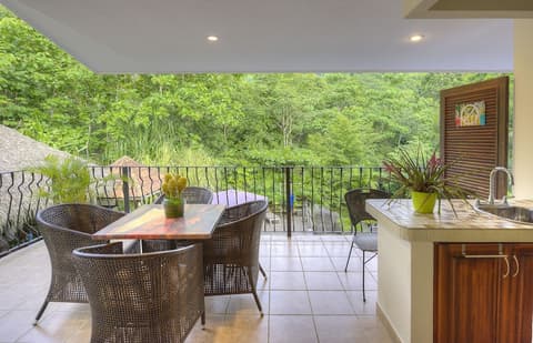 Pumilio Mountain & Ocean Hotel, In-room dining