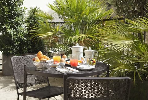 Hotel Rochester Champs Elysées, Outdoor dining