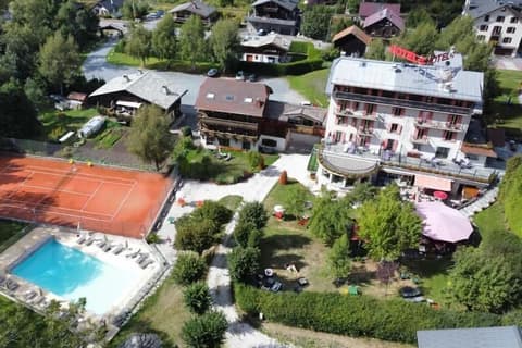 L'Aiguille du Midi, Tennis court