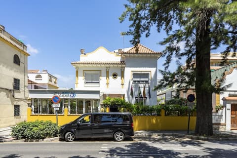 Hotel Elcano, Front of property