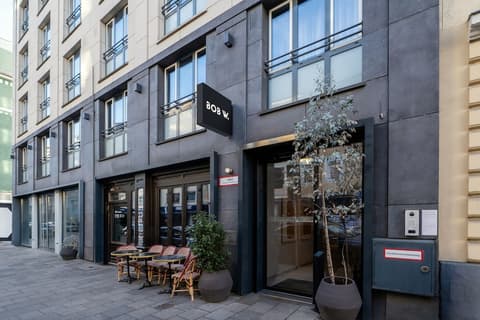 Bob W Münchner Freiheit, Front of property