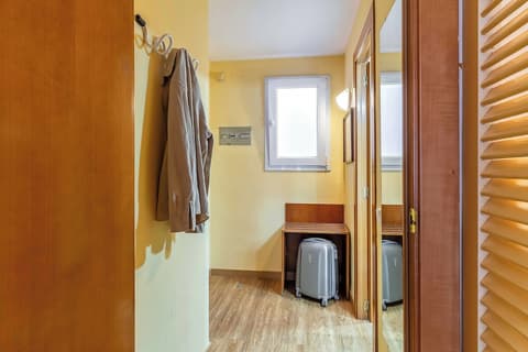 Aparthotel Bertran, Interior entrance