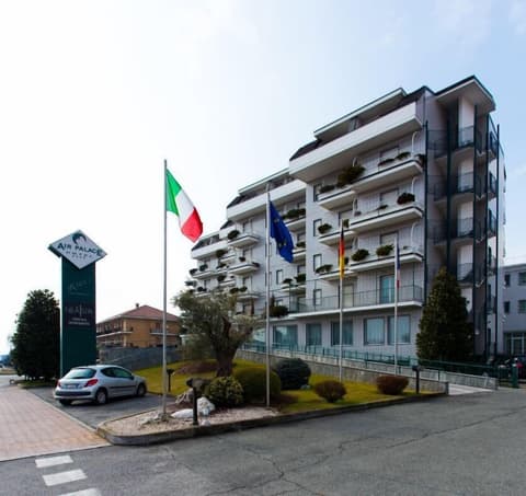 Air Palace Hotel, Front of property