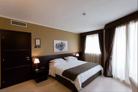 Air Palace Hotel, Room