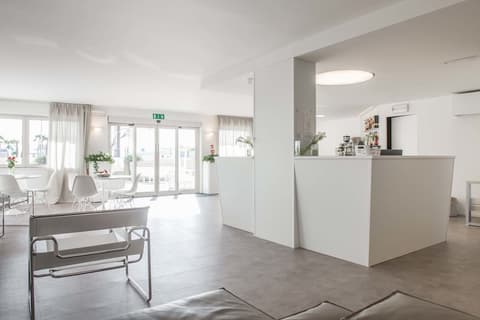 Hotel Commodore, Reception