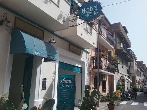 Le Sirene Scilla, Front of property