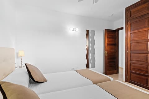 Paloma Beach Apartments, Room