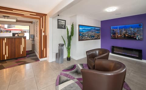 Coast Metro Vancouver Hotel, Lobby