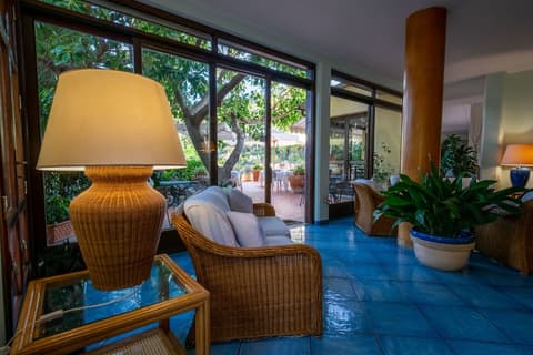 Hotel Anna, Lobby sitting area