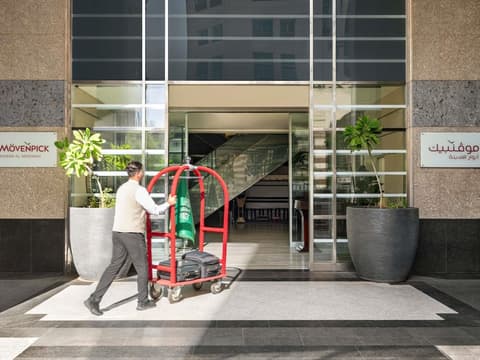 Anwar Al Madinah Mövenpick Hotel, Concierge desk