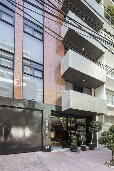 FlowSuites WTC, Property entrance