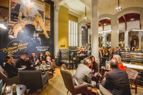 Post-Plaza Hotel & Grand Café, Lobby sitting area