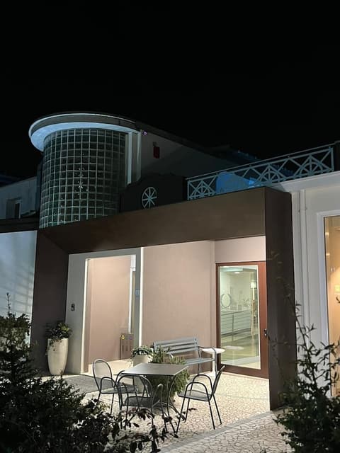 Hotel Ambra, Front of property