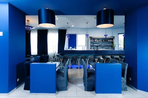 Lenas Donau, Bar (on property)