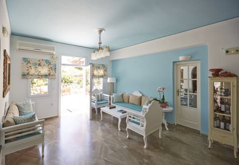 Hermes Hotel, Reception