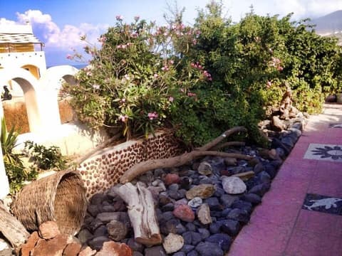 Villa Livadaros, Property grounds