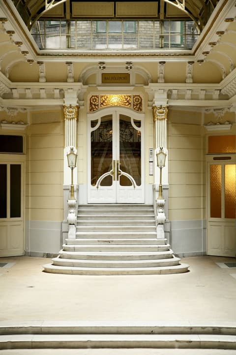 Maverick Downtown, Staircase