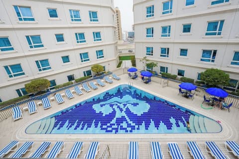 Al Bustan Residence Hotel Apartments, Outdoor pool