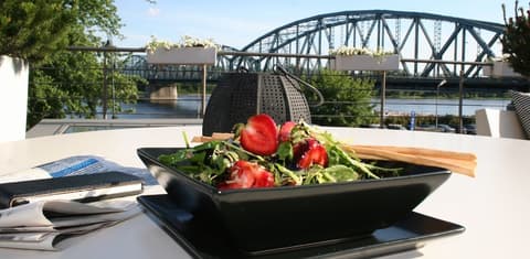 Hotel Bulwar, Food and drink