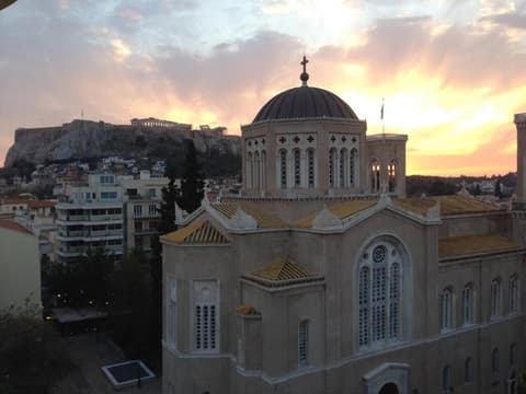 Metropolis Hotel, Exterior