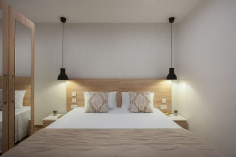 The Plaza Regency Hotel, 