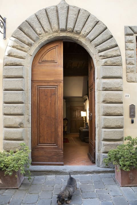 Palazzo Malaspina, Property entrance
