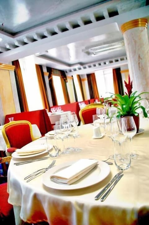 Actor Hotel Budapest, Dining