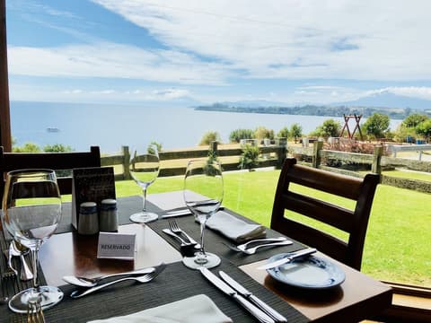 Wyndham Puerto Varas Pettra, Dining
