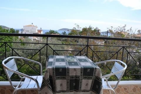 Hellen Studios, Balcony