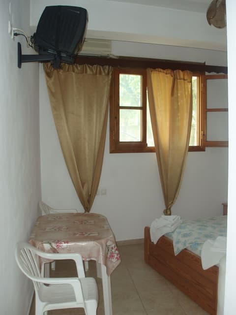 Hellen Studios, Room