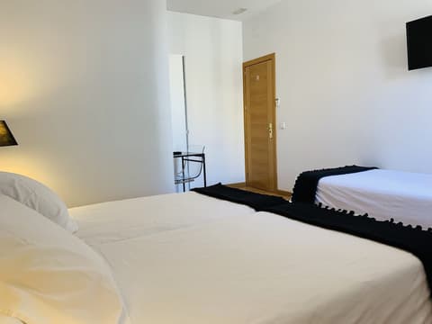 Super Balmes Guest House, Room