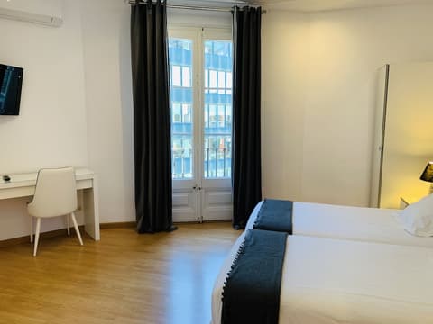 Super Balmes Guest House, Room