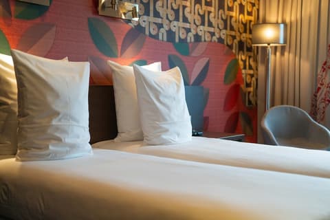 Hampshire Delft Centre, Room