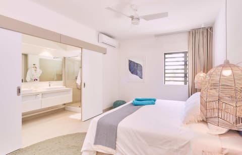 Les Estivales Beachfront Suites & Penthouses with LOV, Room