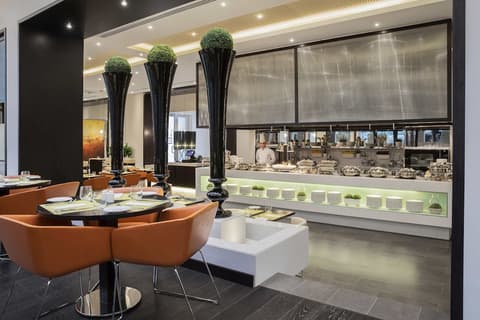 Centro Olaya, Restaurant