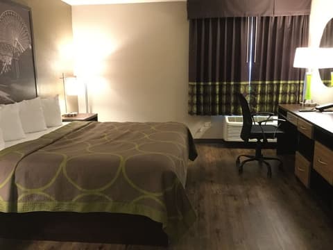 Super 8 by Wyndham South Holland, Room