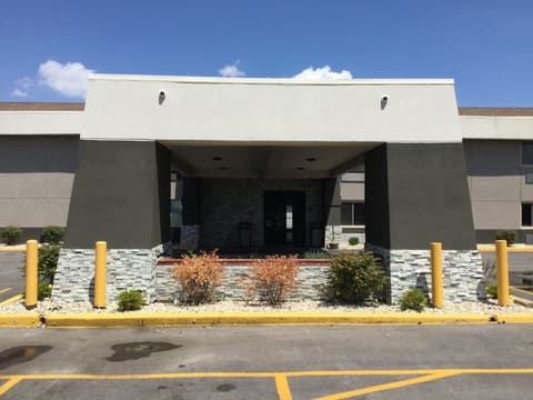 Super 8 by Wyndham South Holland, Front of property