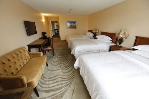 Fullerton Manor Inn, Room