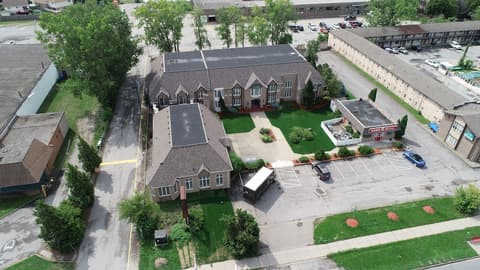 Fullerton Manor Inn, Front of property