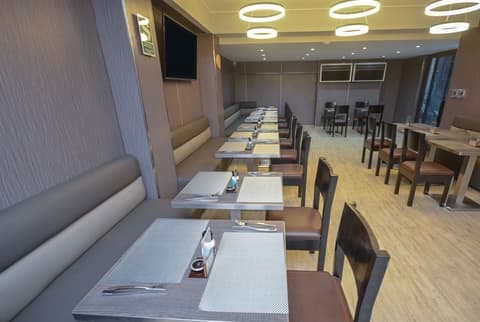 qp Hotels Trujillo, Dining