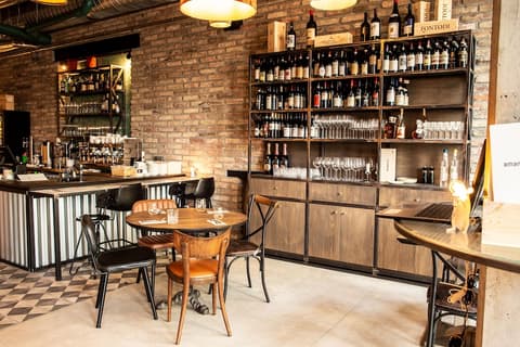 Urban Creme, Restaurant