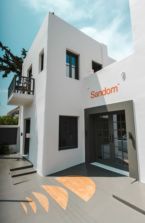 Sandom, Front of property