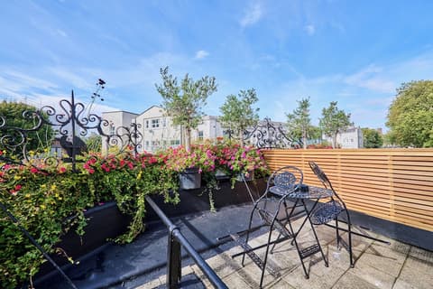 The Crown Pub & Guesthouse, Terrace/patio