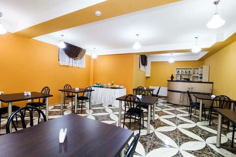 Hotel Ellegance, Cafe