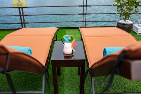 Peony Cruises, Courtyard