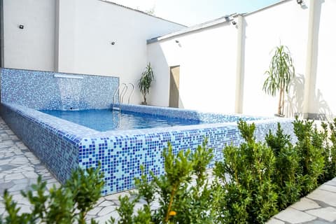 Alba Hotel Yerevan, Outdoor pool