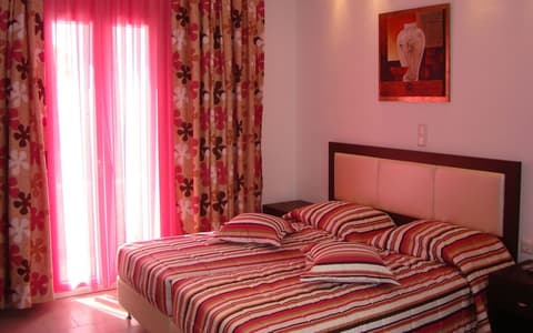 Elena Studios and Suites, Room