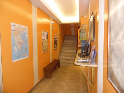 Zeus Hostel, Reception