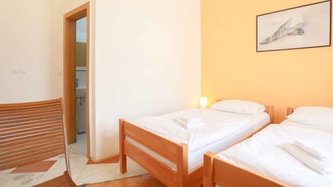 Pigeon Square Rooms, Room